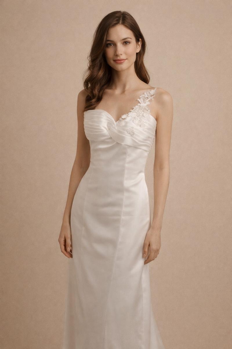 Mark Lesley brudekjole med aftagelig blomst