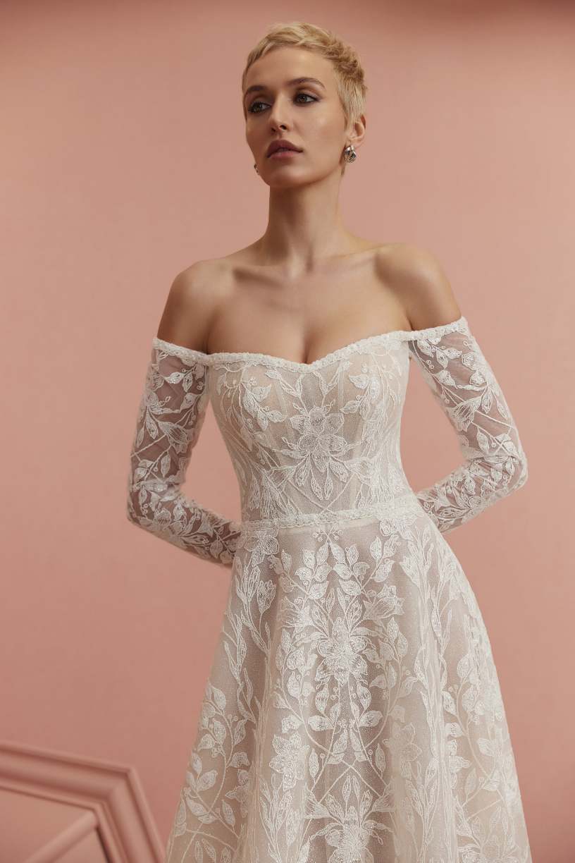 Brudekjolen med off skudler ærmer fra Madioni