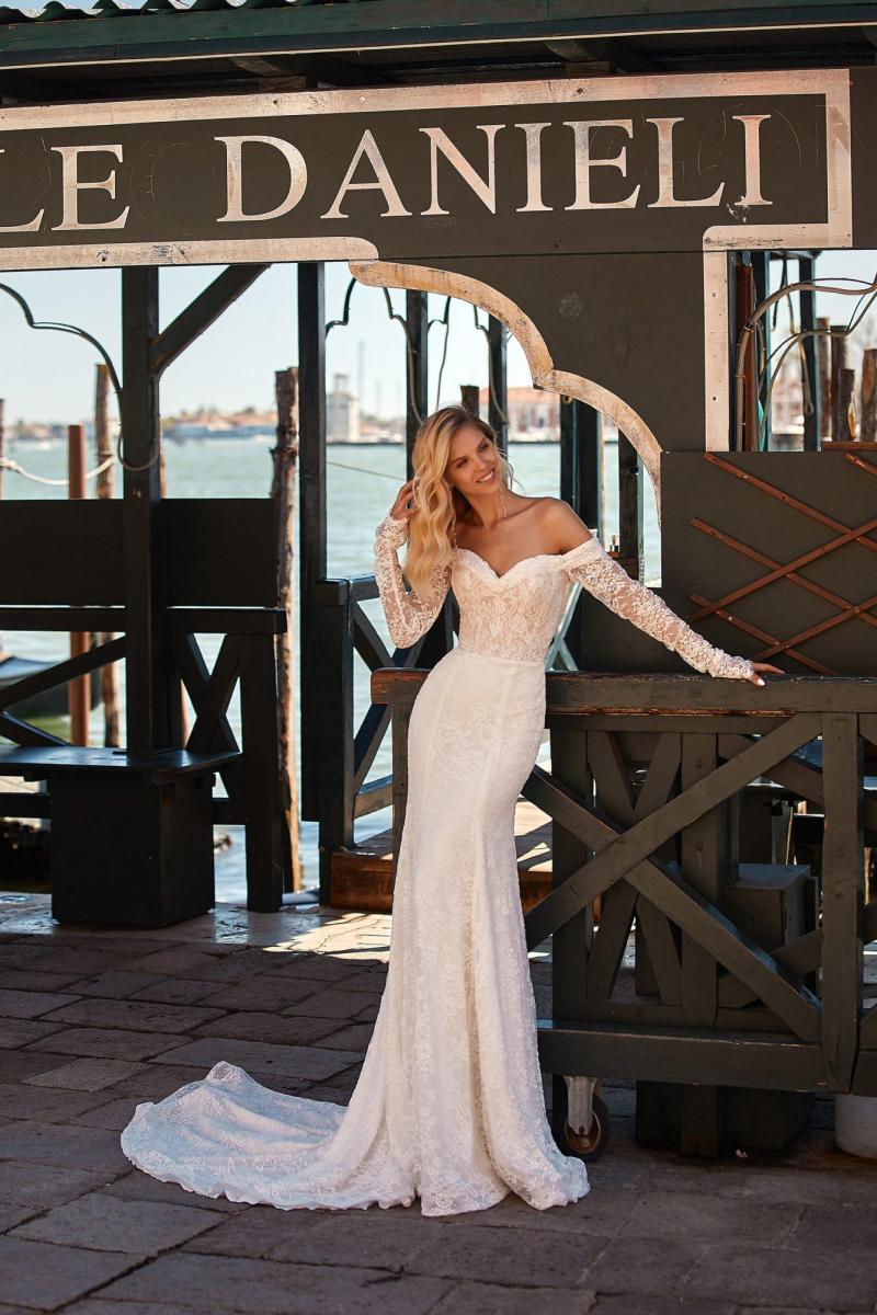 Nestrix blonde brudekjole med ærmer 